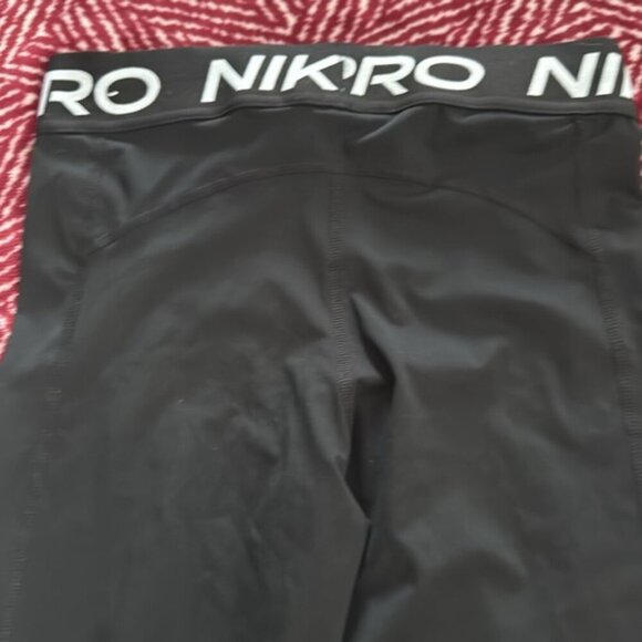 Nike Pro Medium Black Cropped Legging - Picture 9 of 11